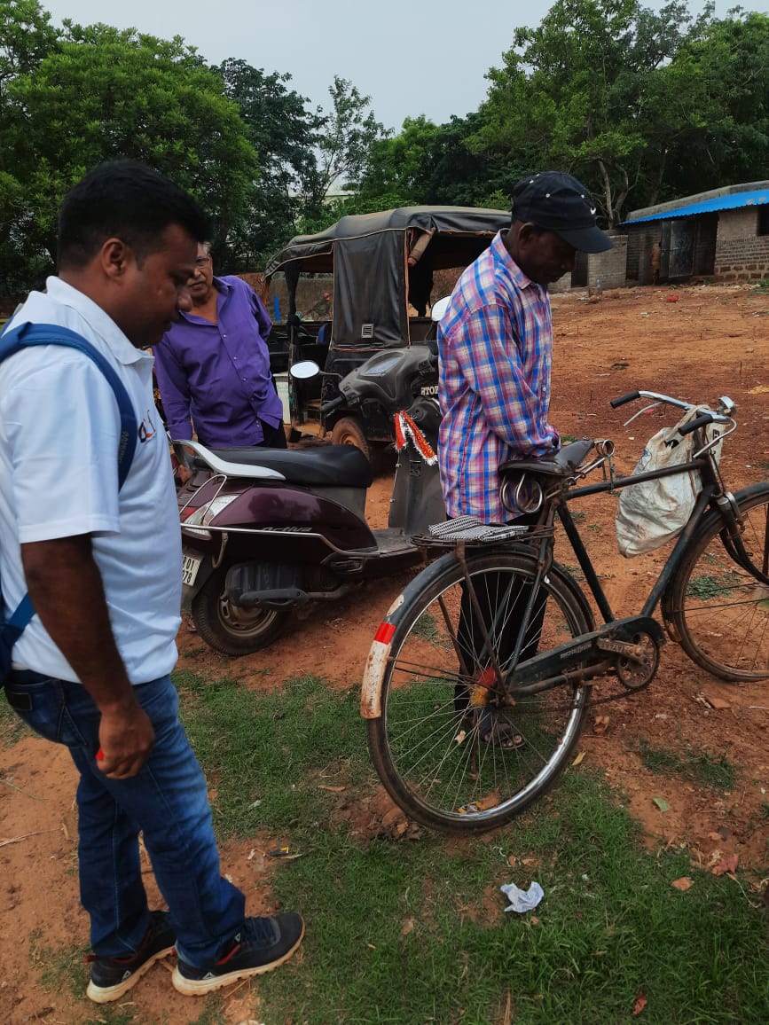 OdishaCalling's tweet photo. #StaySeen #StaySafe!
Retro Reflective Tapes has improved the visibility of Cyclists #OnRoad..
@STAOdisha @CTOdisha @ushapadhee1996 @rto_cuttack @rto_bbsr2 @RtoBbsr_I @DCT_CentralZone @UN_RSF @RoadSafetyNGOs @MORTHRoadSafety https://t.co/2HgYP5ynzY