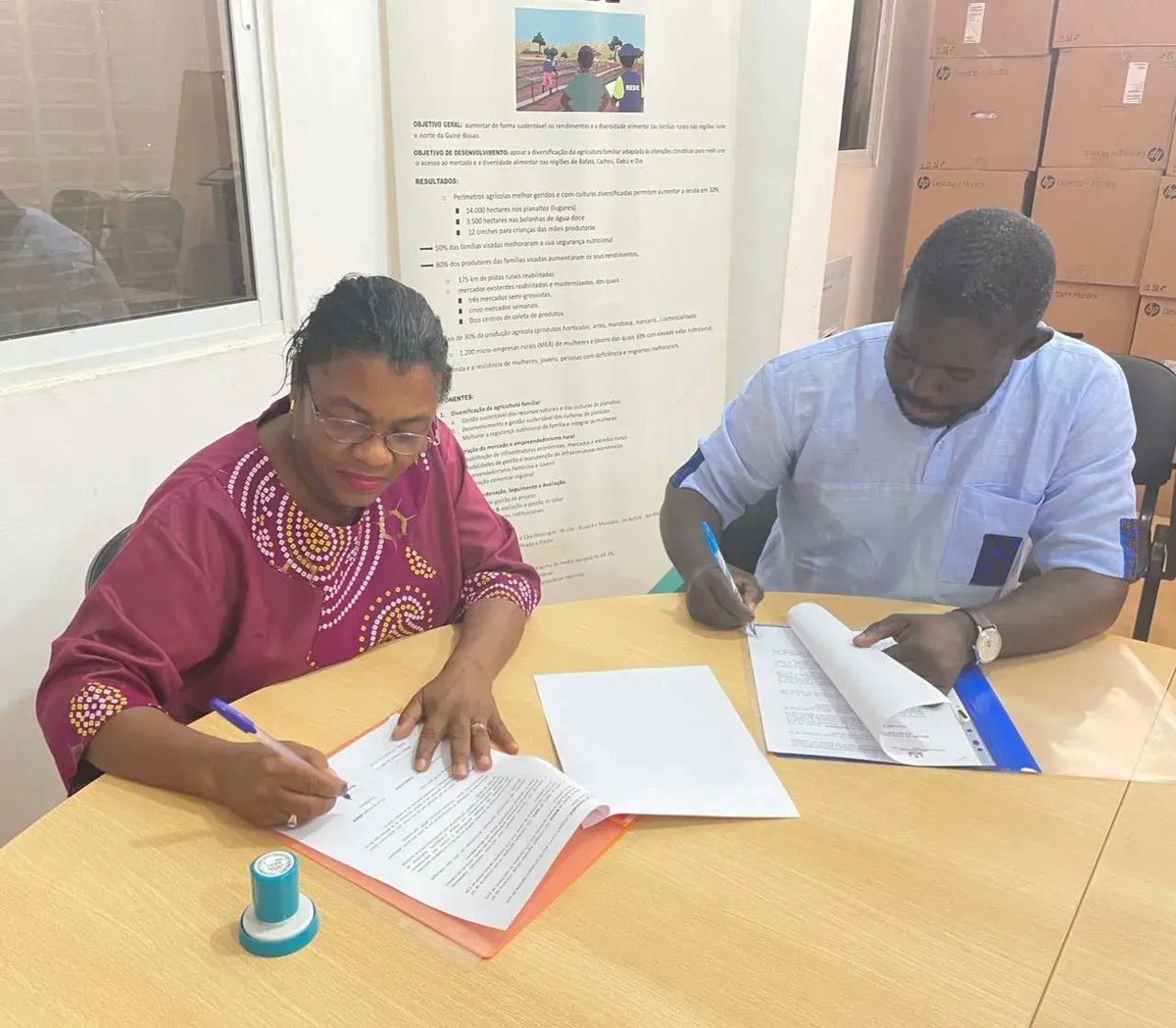EstaNossa's tweet photo. O acordo assinado em Bissau  dia 8/6  entre  Tiniguena e REDE, permite avançar para implementação de um plano de emergência estabelecido para a campanha agrícola de 2023 para as regiões de Bafatá e Gabú.
Ler mais: 
https://t.co/yD7v68ohyz https://t.co/FroYhiwpsi
