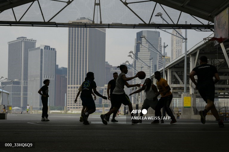 AFPphoto's tweet photo. #AFP Smoke from Canadian wildfires cloaks eastern US with haze.
📸 Mandel Ngan 
📸  Yuki Iwamura
📸 @angelaweissfoto
📸  Leonardo Muñoz https://t.co/Zs0S51363h