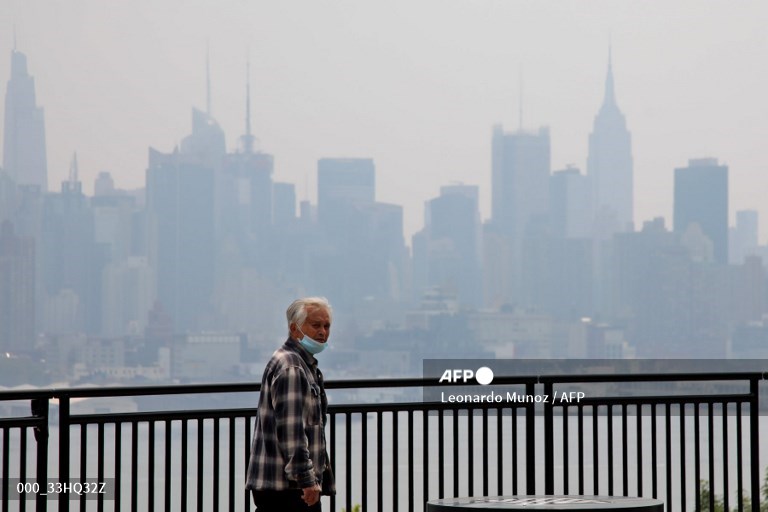 AFPphoto's tweet photo. #AFP Smoke from Canadian wildfires cloaks eastern US with haze.
📸 Mandel Ngan 
📸  Yuki Iwamura
📸 @angelaweissfoto
📸  Leonardo Muñoz https://t.co/Zs0S51363h