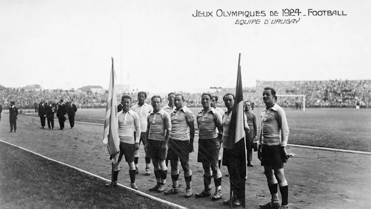 El 9 de junio de 1924, Uruguay conquistaba el Torneo de Fútbol de los Juegos Olímpicos de París, convirtiéndose en CAMPEÓN DEL MUNDO por primera vez en su historia. Así fue presentado y reconocido por FIFA. La historia completa y las razones, aquí: ahifu.uy/2023/06/09/192…