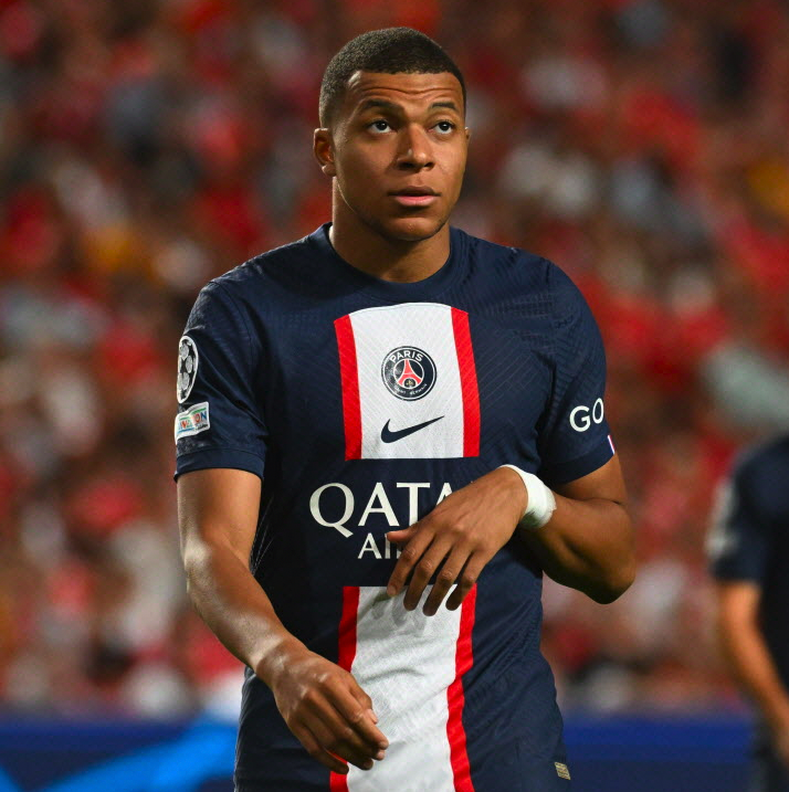 TalkMyFootball's tweet photo. Thread I.A Photoshop 🖌️

❤️ Tous les 30 likes, je change de style Kylian Mbappé. La première dose est gratuite juste en-dessous 👇 https://t.co/oeKQo8ynqT