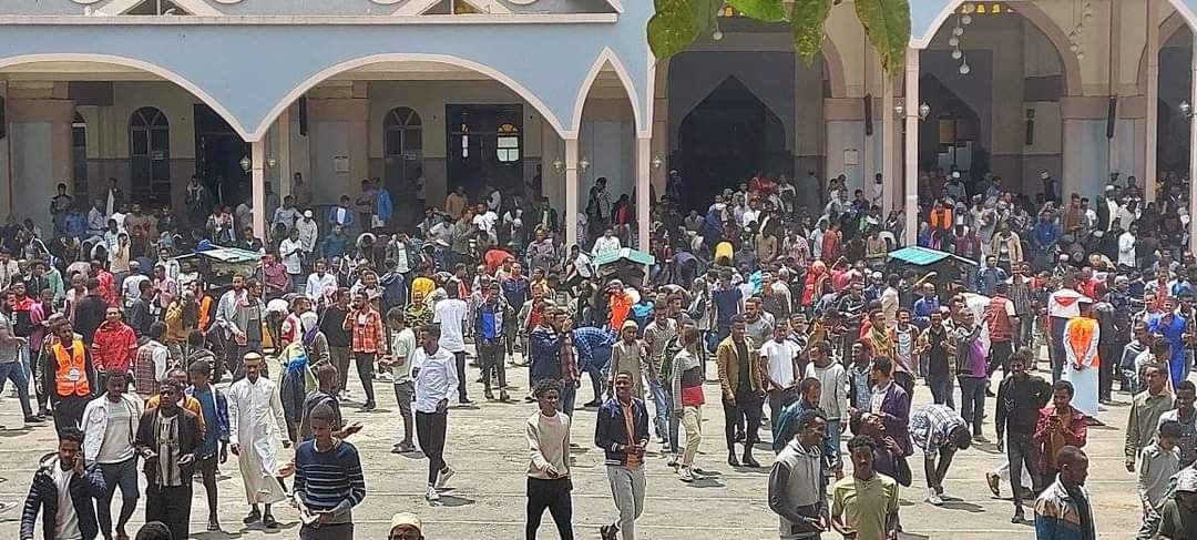 Semu09753684's tweet photo. አልሀምዱሊላህ የዛሬው ጁምአ በአንዋር መስጅድ በሰላም ተጠናቋል https://t.co/JxwMhjlOa3