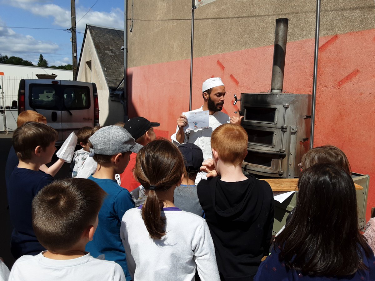 CChalandray's tweet photo. #Ecole Un grand merci à Mathieu qui est venu nous expliquer et nous apprendre à faire du pain. Nous avons aussi suivi le voyage de son grand père qui était boulanger. Il a voyagé à travers le monde et a appris la recette de pains de différents pays. https://t.co/fQinL8xnHX https://t.co/3UPhfX0e4K