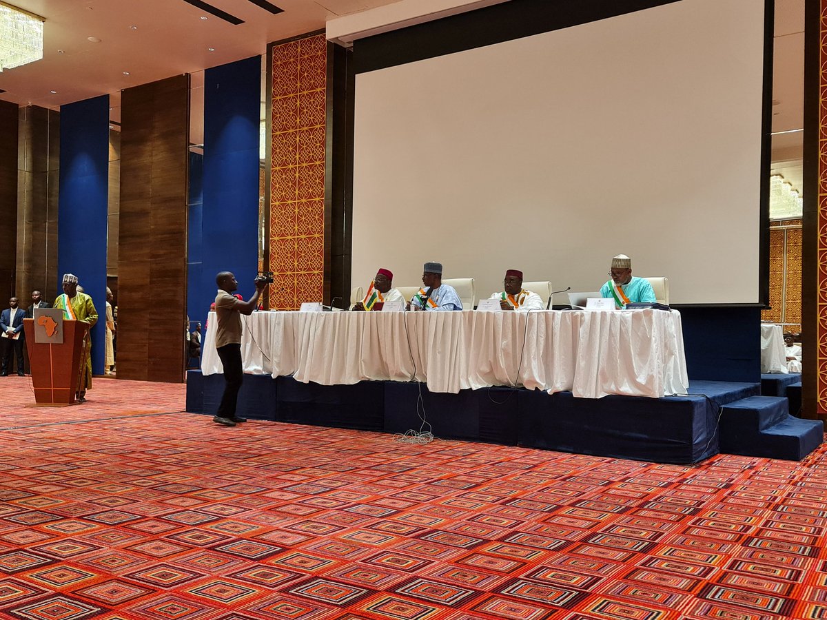 ItalyinNiger's tweet photo. L'Ambassadrice d'Italie 🇮🇹 @GattoEmilia1 à l'ouverture de la 1ère session #CESOC 🇳🇪
Réalités locales clé pour le développement économique, sociale et culturel https://t.co/07MUjuKUm5
