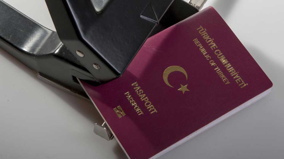 Schengen krizi: Vizeler 'denetimsiz Türk vatandaşlığı verilmesinden' reddediliyormuş!
birgun.net/haber/schengen…