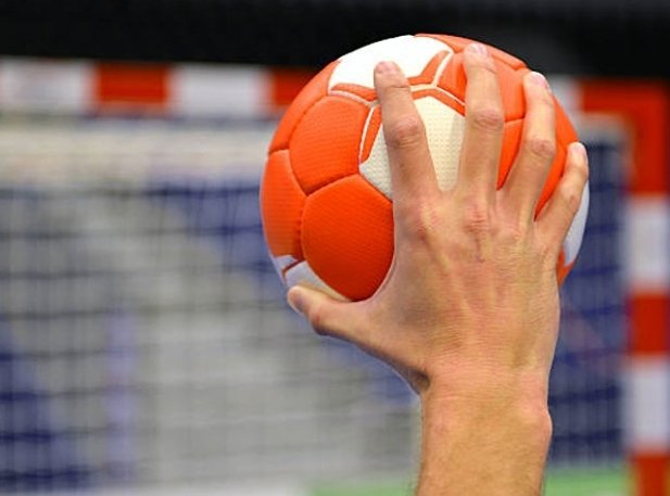 JavierSallustro's tweet photo. Ni la IHF se animó a tanto !!
Anoche los "encargados de pitar" en el Lago lograron fusionar el Beach con el Indoor en un partido oficial. 
Papelón, lamentable !! 
Ya no se sabe que es mejor, que dirijan 2 o uno que al menos se aproxime al reglamento.
Un tema sin solución !! 😒 https://t.co/ByNdcAKEx1