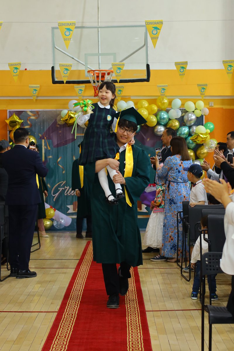 charleyjet's tweet photo. Jet International School анхны 22 хүүхэд минь жүгүүр дэлгэн нисэн одлоо. Тэднээс 18 хүүхэд Америк Их Британи Японы их дээд сургуульд тэнцэж тэднээс 13 хүүхэд 60 - 100 тэтгэлэг авах болзол хангаж нийтдээ 710,000 USD тэтгэлгийг татаж чадав. Гайхалтай өдөр нулимсаа барьж дийлсэнгүй. https://t.co/ZYWMa6dE67