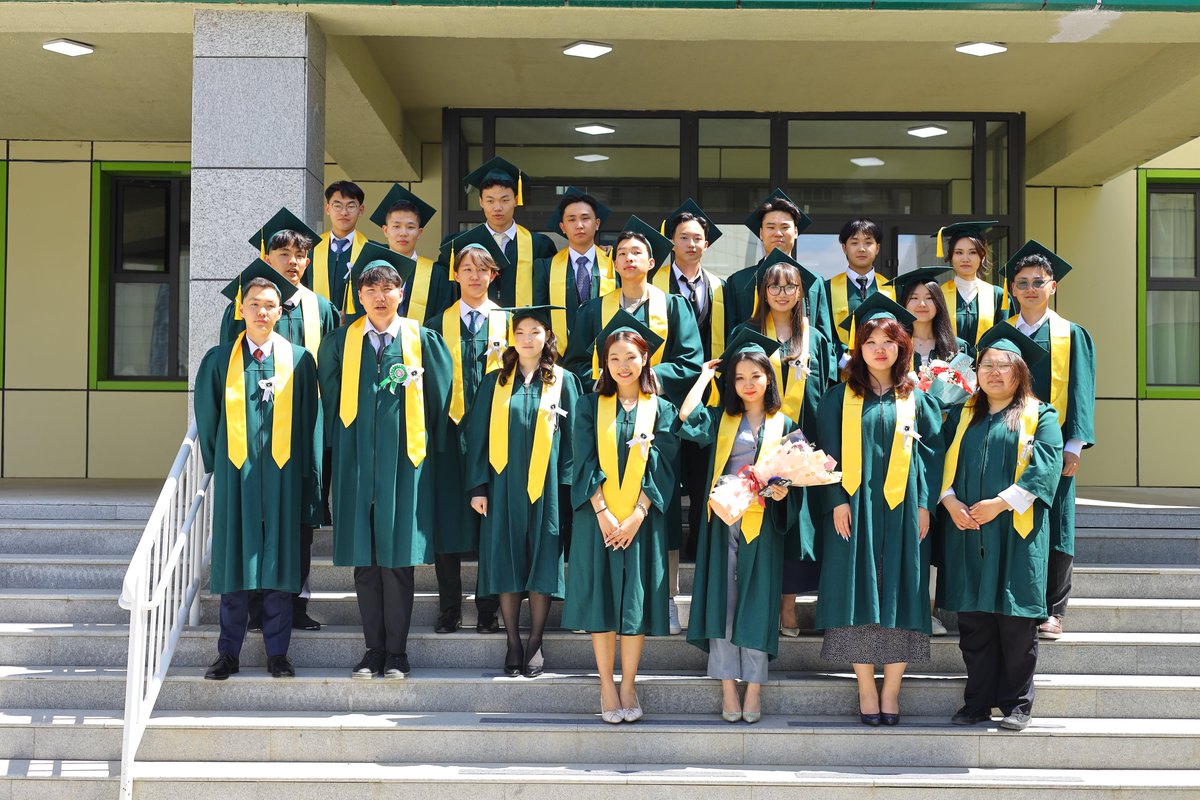 charleyjet's tweet photo. Jet International School анхны 22 хүүхэд минь жүгүүр дэлгэн нисэн одлоо. Тэднээс 18 хүүхэд Америк Их Британи Японы их дээд сургуульд тэнцэж тэднээс 13 хүүхэд 60 - 100 тэтгэлэг авах болзол хангаж нийтдээ 710,000 USD тэтгэлгийг татаж чадав. Гайхалтай өдөр нулимсаа барьж дийлсэнгүй. https://t.co/ZYWMa6dE67