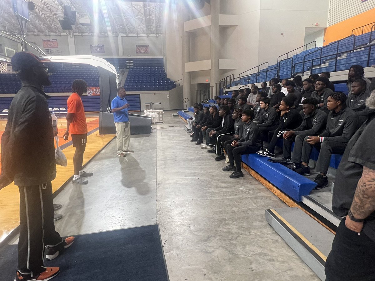 KropFBTwitr's tweet photo. 2nd stop on the #Lightning  college tour is @SavannahStateFB major shout out the Head Coach @aekelton for the amazing hospitality!! Shout out coach Jeep Hunter as well!! @Nicolas35147369 @KieseanBrowne @larryblustein @RyanWrightRNG @Andrew_Ivins @TheCribSouthFLA @FernandezAndreC https://t.co/BZGYuUJhVM