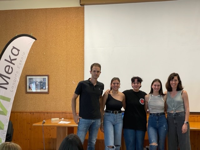 MekaElgoibar's tweet photo. 2.mailakoei agurra eskaini diegu gaur Meka Lanbide Eskolan. Aretoa bertsoz eta anekdotaz bete zaigu gaurkoan. Orain Karakate jatetxean bazkaldu eta eguna gau bihurtu arte agurtzea gelditzen zaigu! ZORIONAK eta zorte on etapa berri honetan!
#amaiera
#mekaerasmus
#geroarte https://t.co/91LjKxB94q