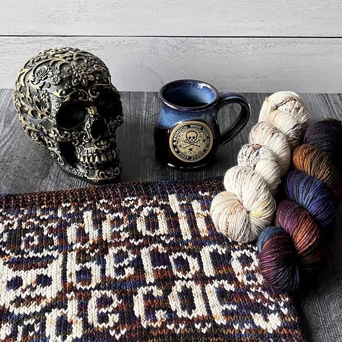 Death Before Decaf pattern: ravelry.com/patterns/libra…

#KnittingPattern #knittingtwitter
