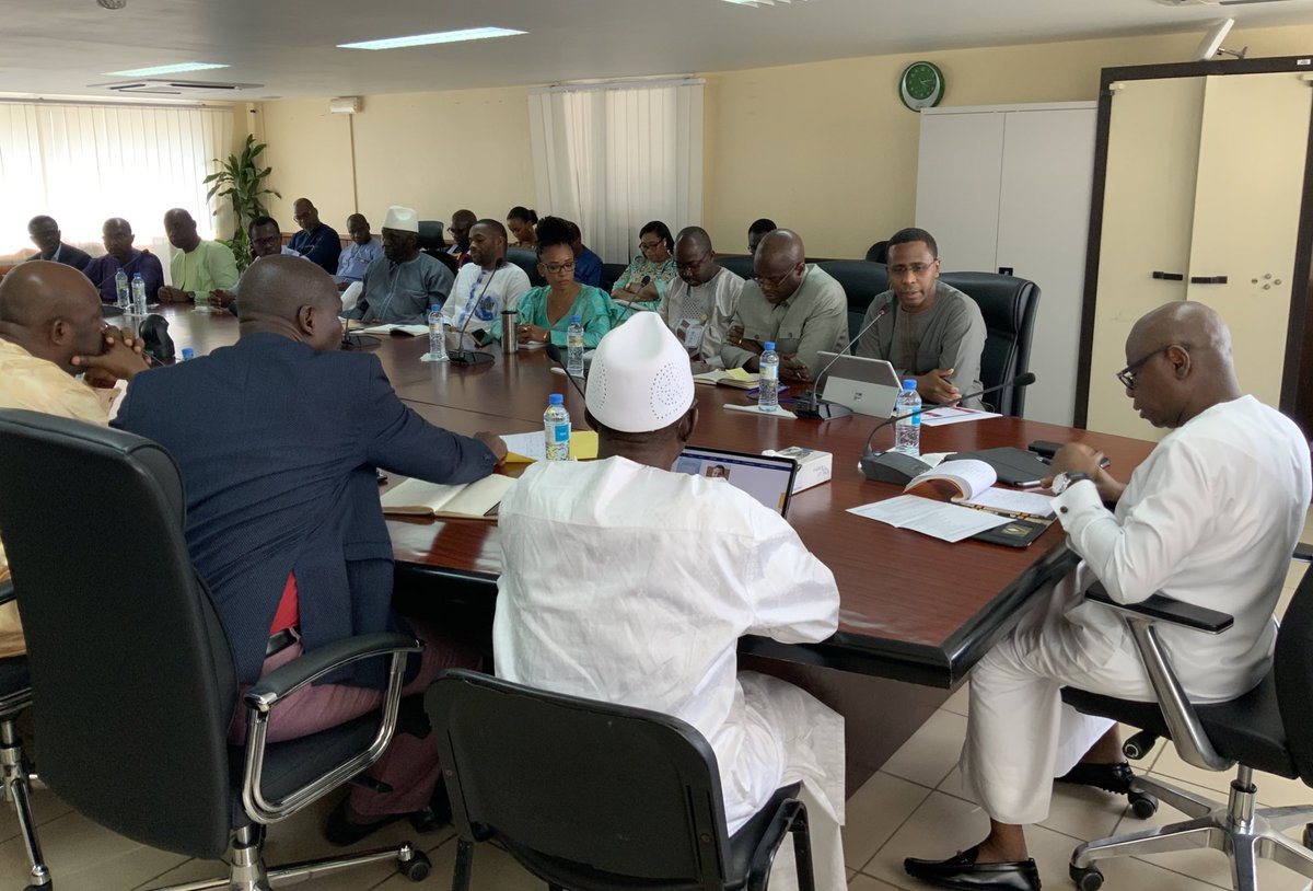 bcrggn's tweet photo. Une réunion sur le #Switch national, à la #BCRG. Organisée par la Guinéenne de Monétique #GUIM et sous la présidence du 1er Vice-Gouverneur, les échanges ont porté sur la présentation du projet, son état d’évolution et le business model de la GUIM, en présence des acteurs. https://t.co/7CBGjzkv3u