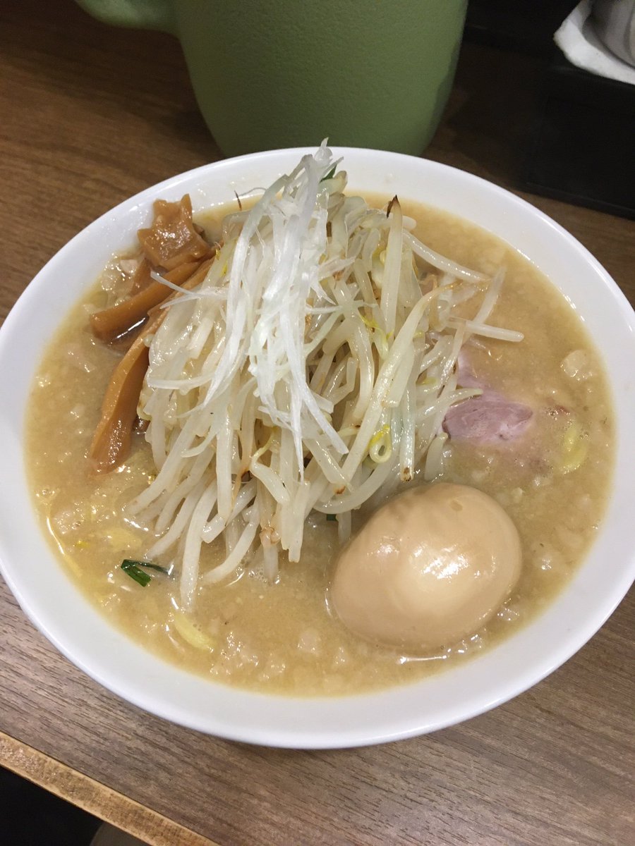 味玉チャーシューみそラーメン@田坂屋 in 池袋 ウマい！ コクがあってまろやかなスープがイイ！ チャーシューはでかいのが４枚、モヤシの山の下にあります。