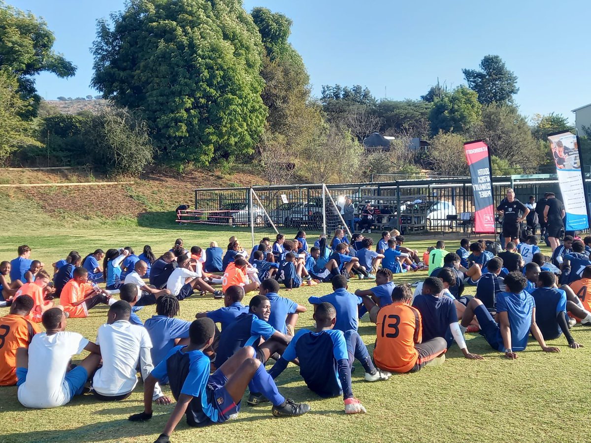 🇬🇧🤝🏾🇿🇦RUBBING SHOULDERS!

Great to see our PMSS Coach Mahlatsi interacting and learning from coaches from <a href="/afcbournemouth/">AFC Bournemouth 🍒</a> 🤩

Meridian Cosmo City received an invite to bring coaches and learners to the programme and Coach Mahlatsi was chosen to represent PMSS!

Thank you for to