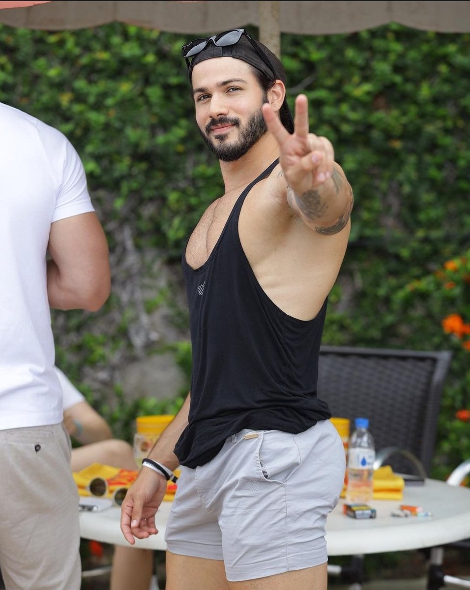 Bana arkadaslik edicek biri yokmuu ?