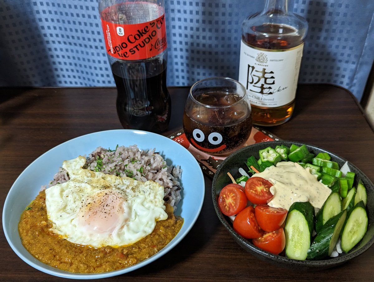 今日は金曜日
金曜日は #カレーの日 

今日の夕食はキーマカレー(レトルト)に目玉焼きトッピングとサラダです。

では頂きます(*´ω`*人)
#コカコーラゼロ 
#キリンウイスキー陸