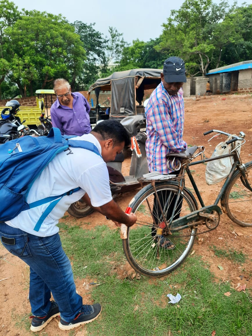 JPDas974's tweet photo. #StaySeen #StaySafe! 
#RetroRefleciveTapes for cycles. (Srikharachandi village, Bhubaneswar)
@OdishaCalling 
@STAOdisha @CTOdisha @ushapadhee1996 @rto_cuttack @rto_bbsr2 @RtoBbsr_I @DCT_CentralZone @UN_RSF @RoadSafetyNGOs @MORTHRoadSafety @DMKhordha https://t.co/nPEBL1jmmu