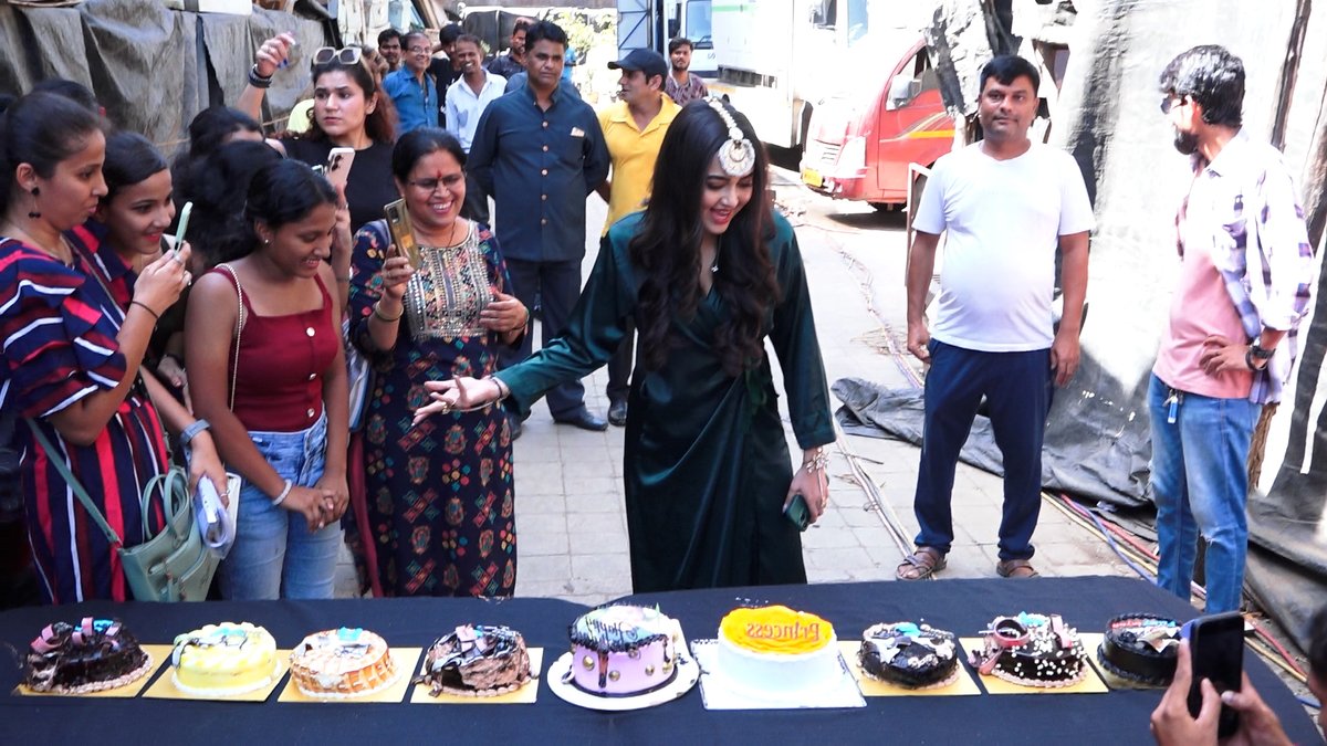 Tejasswi Prakash Pre-Birthday Cake Cutting With Fans & Media On Her Birthday At Naagin Sets

Video Link - youtu.be/shzmqf6d0YY

#TejasswiPrakash #TejasswiBdayBash #TejasswiPrakash𓃵 #Tejasswians #KaranKundrra #karankundrrasquard #tejranforever #Birthday #TejasswiBdayBash
