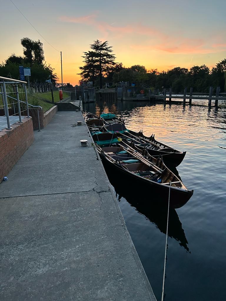 It's the final day! In 30 mins, our dedicated team will complete this gruelling journey at Walton Bridge. After 4 days of rowing, they deserve a well-deserved rest. Help us support BEWT's mission to prevent tragedies like Billie's passing. Donate here: buff.ly/44OcVL9.