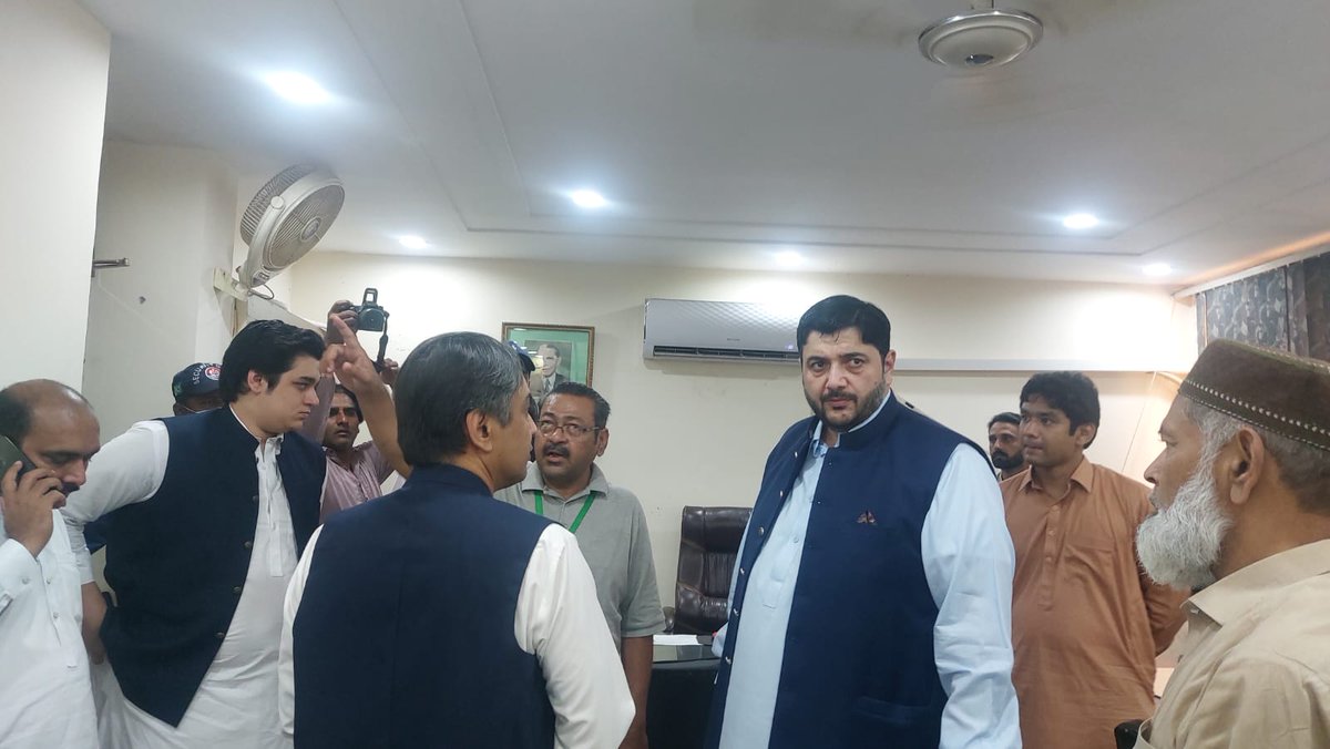 mdamultan1's tweet photo. صوبائی وزیر ہاؤسنگ سید اظفر علی  ناصرکا ایم ڈی اے ہیڈ آفس کا وزٹ .صوبائی وزیر ہاؤسنگ نے ون ونڈو کمرشلائزیشن اورون ونڈو آپریشن فار پبلک کی ورکنگ کا جائزہ لیا۔ ڈائریکٹر جنرل ایم ڈی اے ڈاکٹر محمد زاہد اکرام نے ایم ڈی اے ون ونڈو سیل کی ورکنگ بارے بریف کیا۔ https://t.co/telcoXXiRx