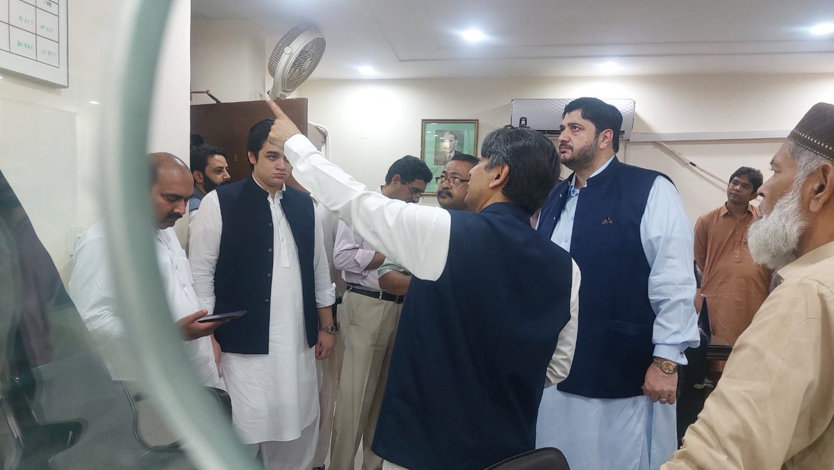 mdamultan1's tweet photo. صوبائی وزیر ہاؤسنگ سید اظفر علی  ناصرکا ایم ڈی اے ہیڈ آفس کا وزٹ .صوبائی وزیر ہاؤسنگ نے ون ونڈو کمرشلائزیشن اورون ونڈو آپریشن فار پبلک کی ورکنگ کا جائزہ لیا۔ ڈائریکٹر جنرل ایم ڈی اے ڈاکٹر محمد زاہد اکرام نے ایم ڈی اے ون ونڈو سیل کی ورکنگ بارے بریف کیا۔ https://t.co/telcoXXiRx