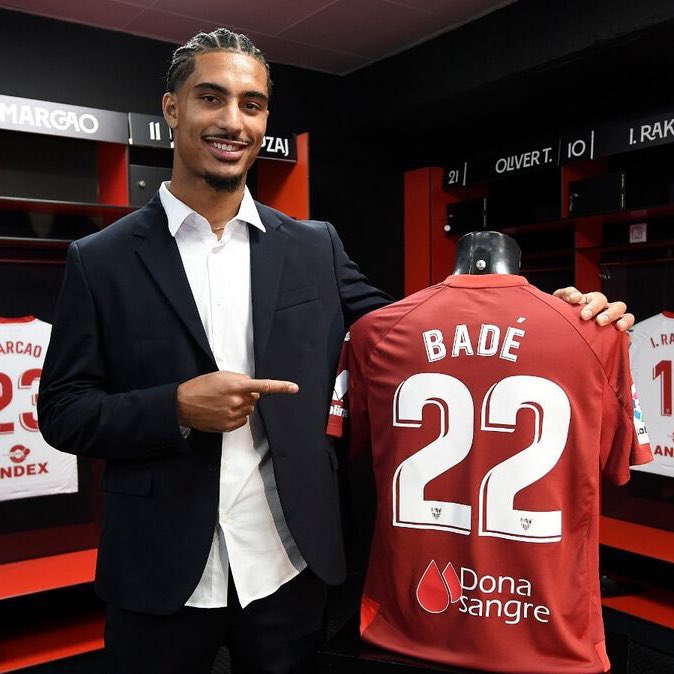 Sevilla have triggered €12m buy option for Loic Badé. The centre back joins on permanent deal. ⚪️🔴🤝🏻 #Sevilla

Contract will be valid until 2027.