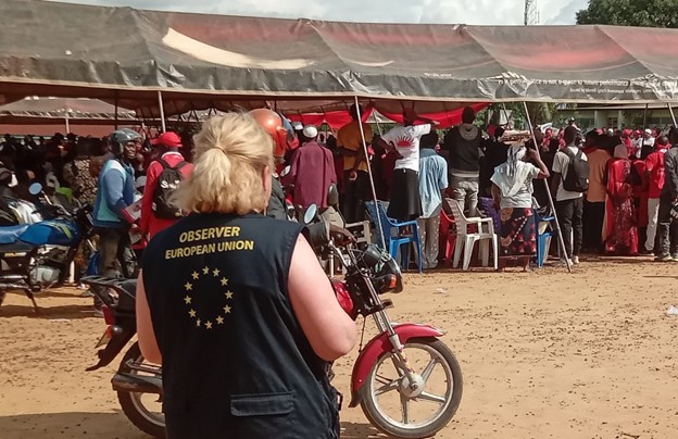 eueomsl2023's tweet photo. EU EOM long-term observers are observing and assessing the conduct of campaign in all 16 districts of #SierraLeone. Here, our team in Bo is observing the APC rally, while the team in Bonthe is observing SLPP campaign event. https://t.co/mxIuwsZJEy