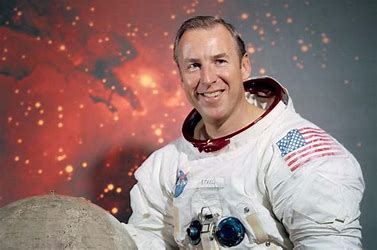 #tweetfromalternatehistory @Tanada1945 1969 #OnThisDay in #alternativehistory #ApolloXI backup commander James Lovell moved up to prime crew and began intensive training along with 'Buzz' Aldrin and Michael Collins following Neil Armstrong's car accident
 tinyurl.com/y4pcgs6e