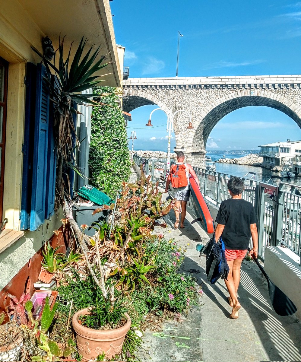 SherifDeMars's tweet photo. #Marseille : Père et son fils dans le petit port du Vallon des Auffes, sous le pont de la #Corniche, pour faire du #paddle (photo prise avec un #oppo A57S) https://t.co/bM6lGYrEzt