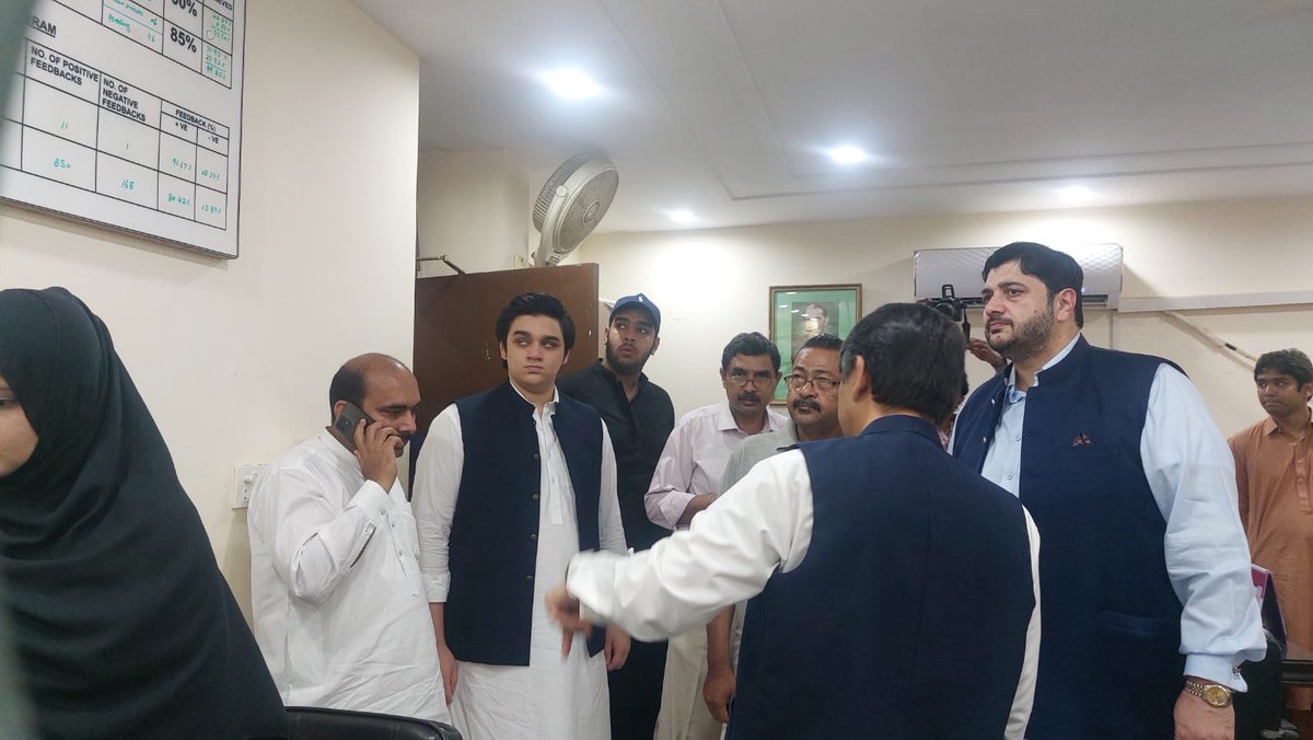 mdamultan1's tweet photo. صوبائی وزیر ہاؤسنگ سید اظفر علی  ناصرکا ایم ڈی اے ہیڈ آفس کا وزٹ .صوبائی وزیر ہاؤسنگ نے ون ونڈو کمرشلائزیشن اورون ونڈو آپریشن فار پبلک کی ورکنگ کا جائزہ لیا۔ ڈائریکٹر جنرل ایم ڈی اے ڈاکٹر محمد زاہد اکرام نے ایم ڈی اے ون ونڈو سیل کی ورکنگ بارے بریف کیا۔ https://t.co/telcoXXiRx
