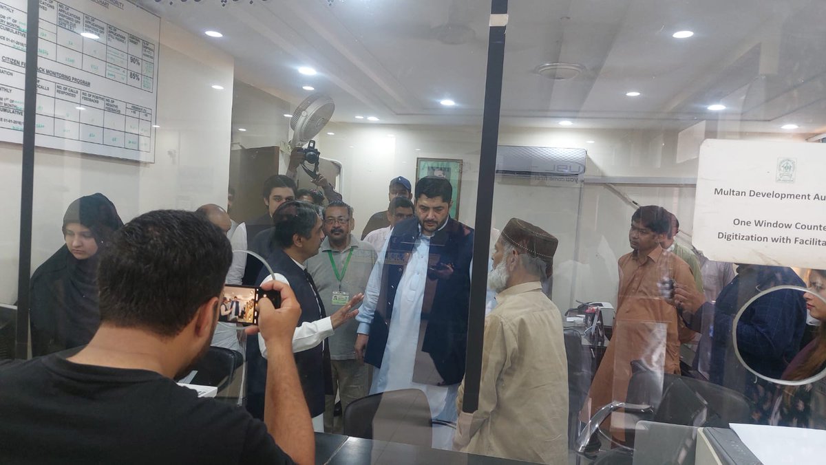 mdamultan1's tweet photo. صوبائی وزیر ہاؤسنگ سید اظفر علی  ناصرکا ایم ڈی اے ہیڈ آفس کا وزٹ .صوبائی وزیر ہاؤسنگ نے ون ونڈو کمرشلائزیشن اورون ونڈو آپریشن فار پبلک کی ورکنگ کا جائزہ لیا۔ ڈائریکٹر جنرل ایم ڈی اے ڈاکٹر محمد زاہد اکرام نے ایم ڈی اے ون ونڈو سیل کی ورکنگ بارے بریف کیا۔ https://t.co/telcoXXiRx