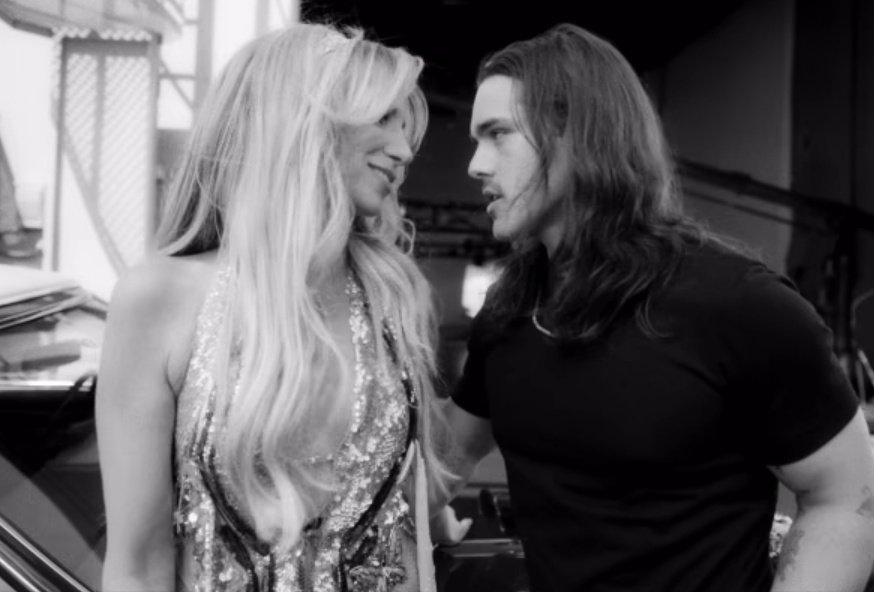 CharlieGAccess's tweet photo. 🎥 - O videoclipe "Love Don't Care" da Debbie Gibson com participação do Charlie Gillespie já está disponível no YouTube. 

🔗 https://t.co/cOn1q3Dxnf https://t.co/75KsaVPKi4