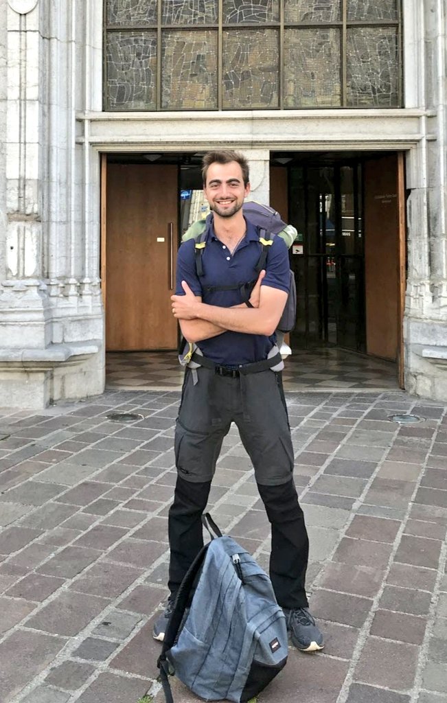 edgar___es's tweet photo. ⚠️🔴 ¡DIFUSIÓN!
Se llama Henri, tiene 24 años y es misionero cristiano. 
Hoy todo el mundo habla de él en Francia. Se le considera un héroe nacional.
Con una mochila como escudo, enfrentó al atacante sirio que hirió a cuchillazos a 4 niños y 2 adultos en un parque de Annecy.
👊🏼👏🏼 https://t.co/Fi2Y10bxKS