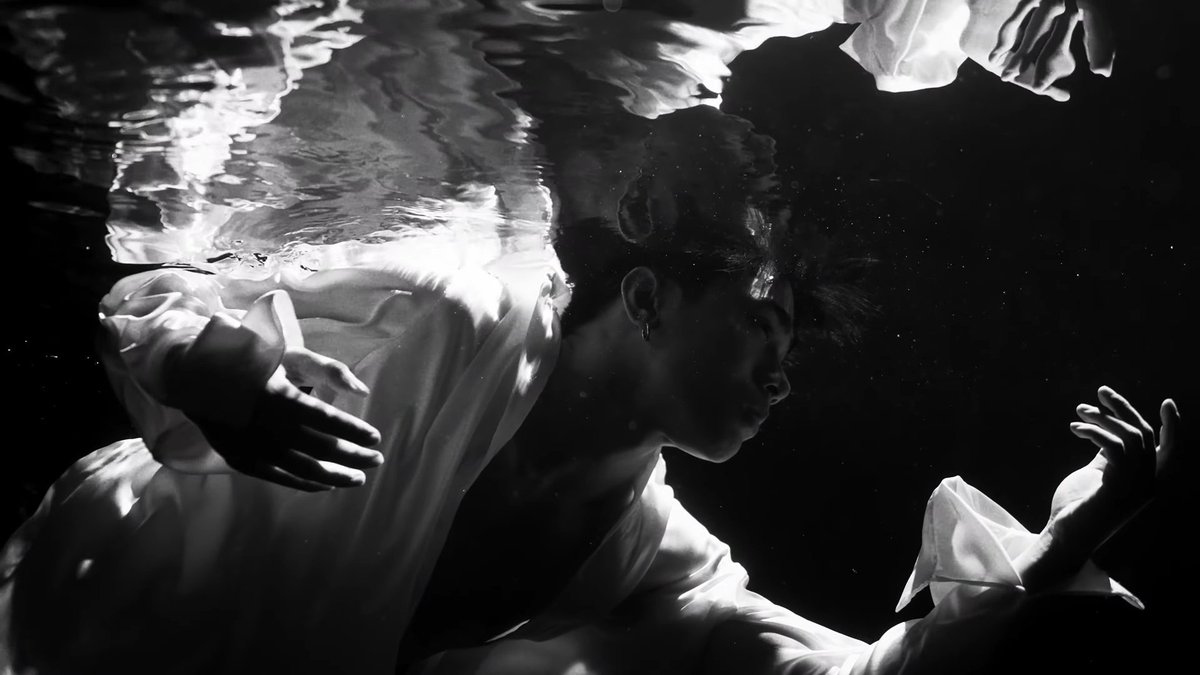 from josh not knowing how to swim, to him creating the most exquisite underwater shots in I Want You mv. like look at this frame???? WOW. you look so ethereal, @JoshCullen_s 😭🤍

@SB19Official #SB19 
#SB19IWANTYOU 
#I_WANT_YOU_MV_OUTNOW