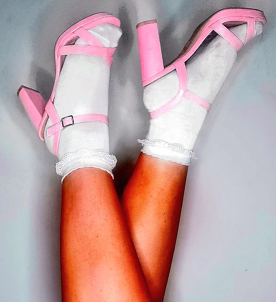 Pink 🩷
#feet #heals #frillysocks #footqueen #socks #sassy #lovemyfeet #myfeetmyway #toes #girlie #pink