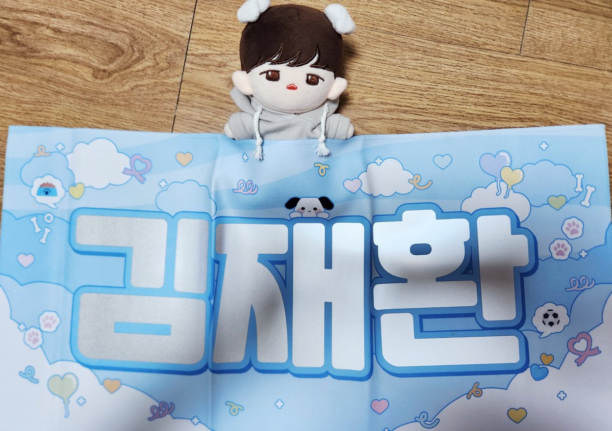angdoooong's tweet photo. @H230527
저 너무.....황송한데 이거 다 받아두 되나요?😭평생 김재환 그리고 당신을 사랑하겟습니다...슬로건 너무너무 귀엽구 언더락잔은 클로버환둥이가 쏘옥 들어가는 사이즈네요❣️멋진 생카 진행해주신것도 후기 선물도 정말 감사드려요!🙇‍♀️
#환희롭게_빛날_재환이의_생일날 #김재환 #KIMJAEHWAN https://t.co/5adIa0sfgi