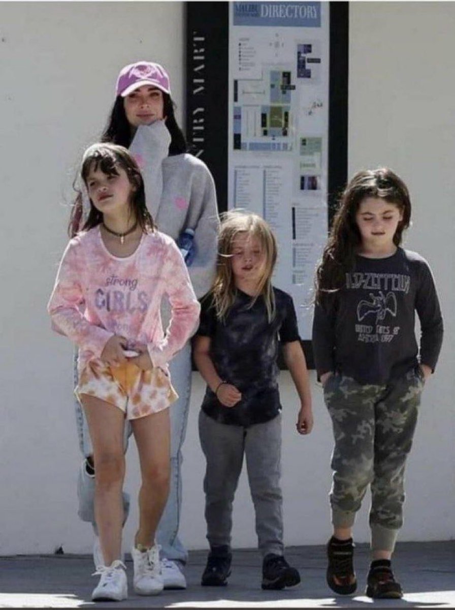 Megan Fox 3 oğlunu neden kız kıyafetleri ile giydirir ki? Sakın size Cinsiyet Eşitliği diye empoze etmeye çalıştıkları bu vahim durumu ve çirkinliğini bir kelime oyunu ile masumlaştırıp, normalleştirip neslinizi LGBT ahlaksızlığına itiyor olmasınlar? Peki transhumanizm nedir?