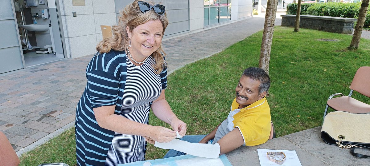 Alfresco plaster of Paris study day @AnpMrht @DMHospitalGroup @NMPDMidlands @HSELive @RCNME_Tullamore Making the most of our learning opportunities in the Sun.