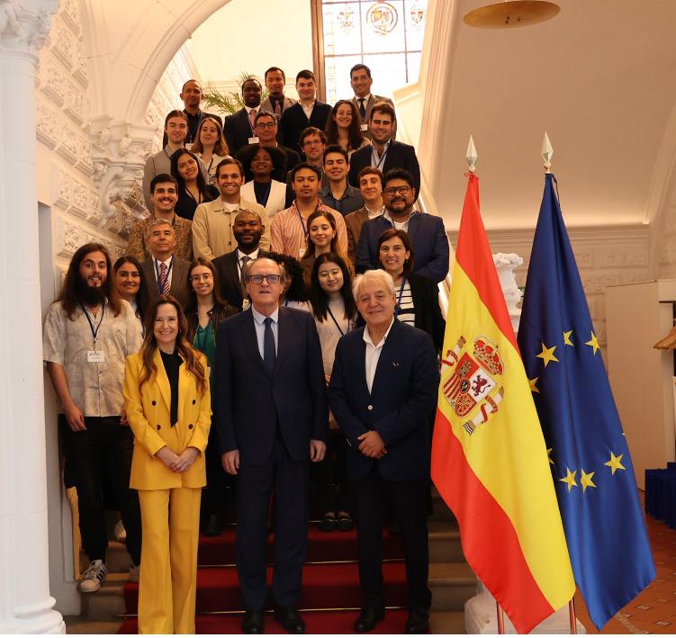 esc_espana's tweet photo. Los estudiantes del Máster en #Diplomacia y #RRII de la @esc_espana han tenido el placer de visitar al @DefensorPuebloE  y conocer de primera mano la importante labor que llevan a cabo. 

#diplomacia #Máster #DefensorDelPueblo https://t.co/cT0U3QNN3i