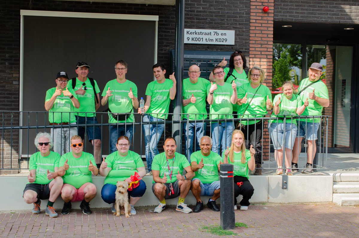 Stravers's tweet photo. Wij hebben de cliënten en begeleiders van wooncentrum ’t Iesselhuus in Ulft verrast met bedrukte T-shirts die gedragen worden tijdens het lopen van de Ulftse Avondvierdaagse.

De shirts werden met een grote glimlach in ontvangst genomen 😀 https://t.co/LpH4bs3FF4