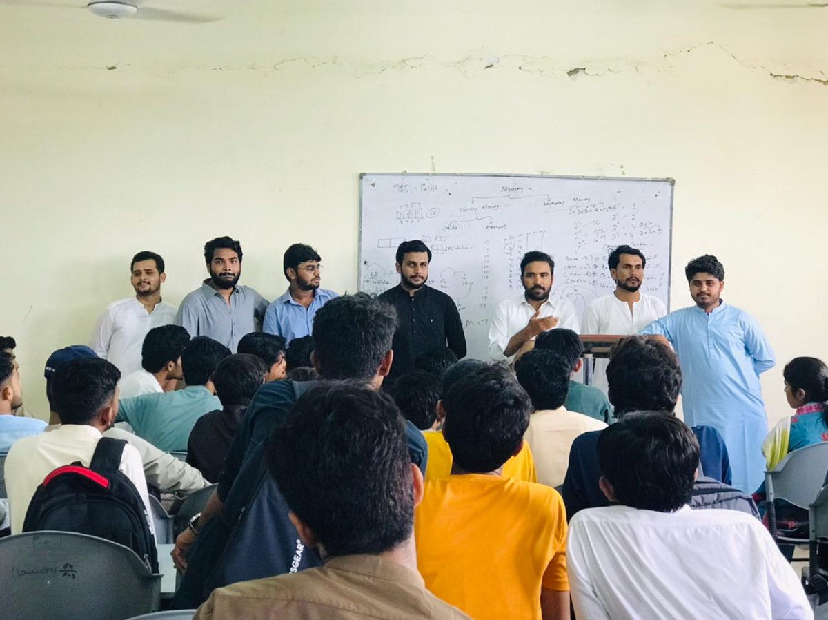 PSF_FUUAST_GC's tweet photo. جامعہ اردو سائنس کیمپس میں پیپلز اسٹوڈنٹس فیڈریشن کی جانب سے چیف آرگنائزر مسرور خان کی صدارت میں شعبہ وکالت کے طلباء و طالبات سے ملاقات کی گئی۔ جس میں طلباء کو تنظیم کا تعارف کروایا گیا، درپیش مسائل کے حل کی یقین دھانی کرائی گئی۔ https://t.co/44x7CPZXht