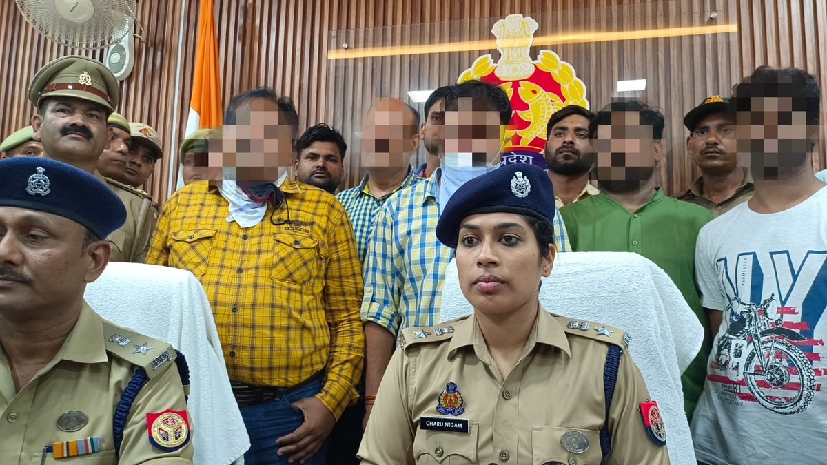 auraiyapolice's tweet photo. SOG औरैया व थाना कोतवाली औरैया पुलिस टीम ने सर्राफा व्यापारी से हुई लूट की घटना का सफल अनावरण करते हुए मुख्य आरोपी अजय पाल कठेरिया सहित 06 लोगो को मय 50 किलो चांदी लूटी हुई, एक अदद चार पहिया वाहन व 02 अदद रायफल व 05 अदद कारतूस 315 बोर बरामद करने में उल्लेखनीय सफलता प्रा��्त की https://t.co/Hymj7i6VtI