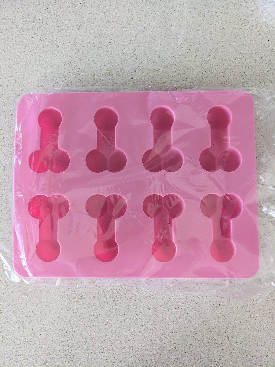 Maze31492159's tweet photo. It's getting warm. If you need ice cubes, just let me know. About to prepare them 😏😏🍆 https://t.co/e1S7u5kzL4