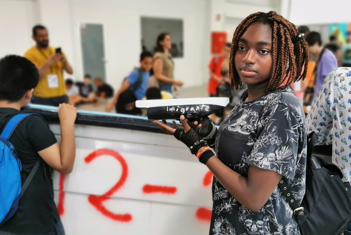 UNIVERSIDAdema's tweet photo. ♥️Gracias a los centros CEIP El Terreno, CEIP La Soledat, CEIP Sant Felipe Neri y CEIP-ESO Gabriel Vallseca, a los más de 200 estudiantes y al colectivo Food of War por trabajar una #performance tan emotiva sobre migraciones: #Breakingties Más información https://t.co/dB4M8NOoCU https://t.co/gh5g4QwPNd
