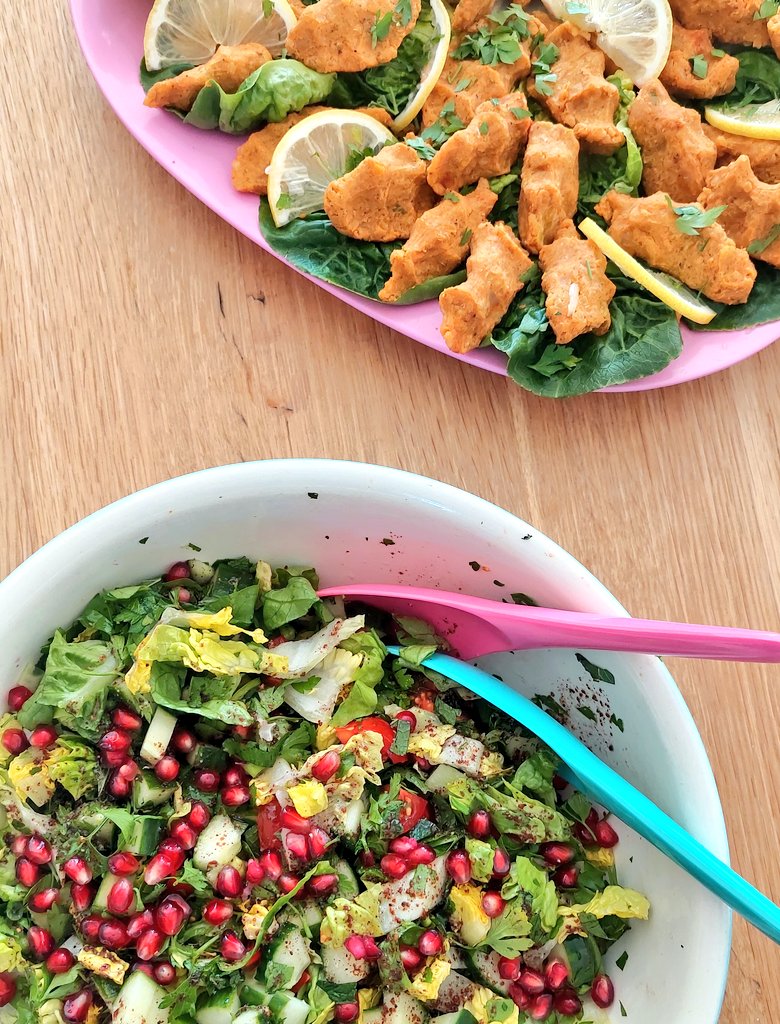 Schmortopf's tweet image. Zu warm für warmes Essen.

#Fattoush (Brotsalat mit viel Sumak und Minze, das Brot ist noch separat weil&apos;s sonst durchsuppt) und Mercimek #Köfte.