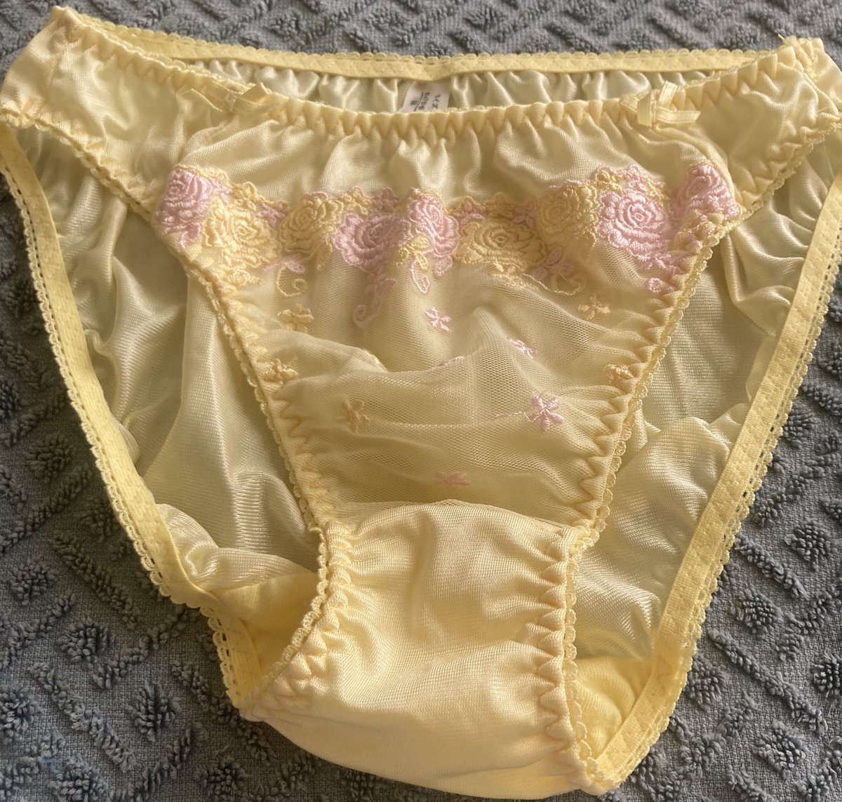 ogibosan's tweet photo. 今日のお義母さん

白のスキニーパンツに黄色のパンティ

今日も暑かったので汗臭満載でした。 https://t.co/T0pSMvBGUl