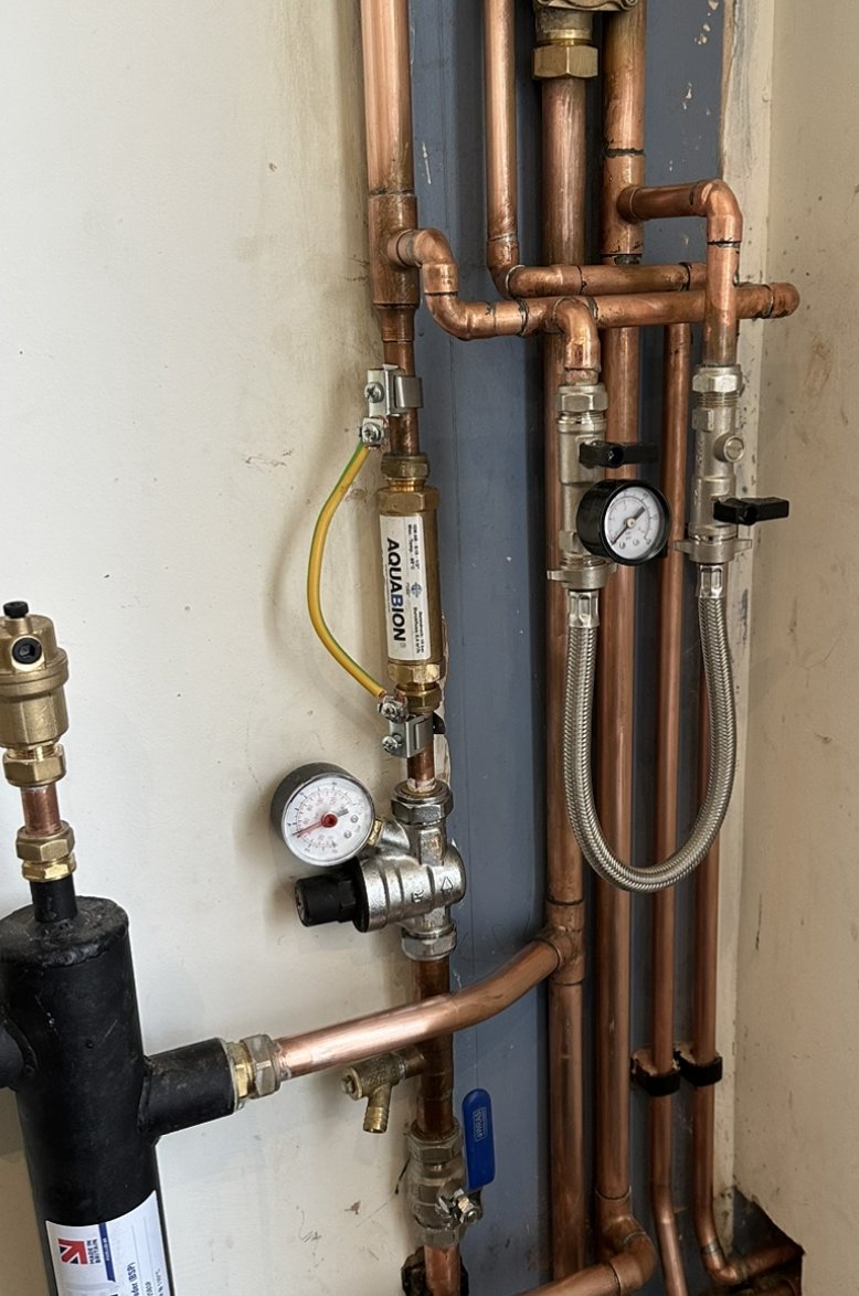 We love seeing all the installation pictures being sent in to earn AQUABION Rewards points by our Registered Installers. Check out this installation by @hawkins_plumbing_and_heating #aquabionuk #registeredinstaller #pointsmeanprizes