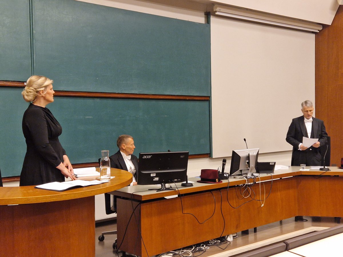 Tanja Mikkilä puolusti hienosti väitöskirjaansa Päämiehen etu edunvalvojan päätöksenteossa! Vastaväittäjä Antti Kolehmaisen mukaan työ edustaa konstailematonta lainoppia ja kertoo väittelijän syvällisestä perehtyneisyydestä ja vankasta asiantuntevuudesta! Kustoksena Tapani Lohi.