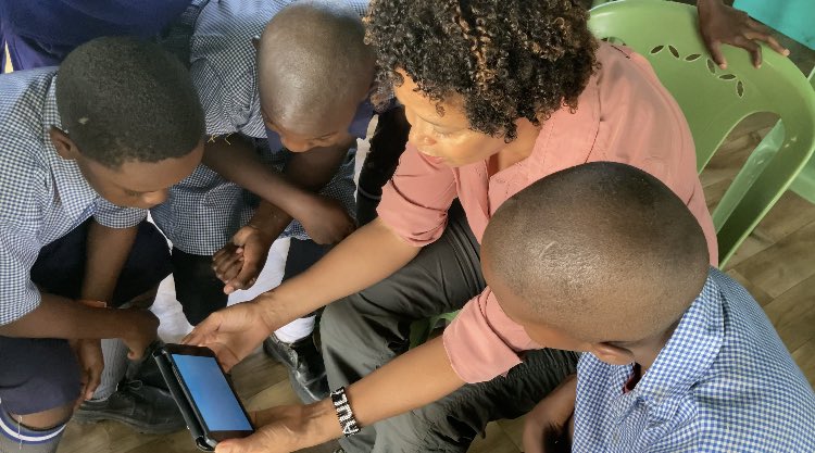 alvinkaunda's tweet photo. So glad to have joined @drpaulakahumbu @clementkiragu &amp; @pauline_kyalo at the @wildlifedirect field lab and watch this beautiful brilliant young minds in learning wildlife photography &amp; film making lesson that was lots of fun in the field work. https://t.co/2fbiB3kAct
